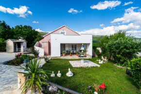 Three-Bedroom Holiday Home in Dabar